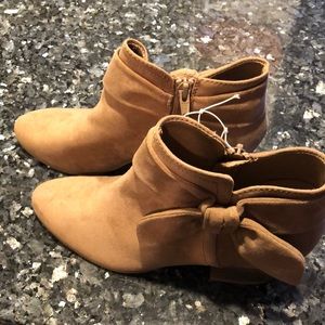 Neutral- Tie Bow Booties, size 7